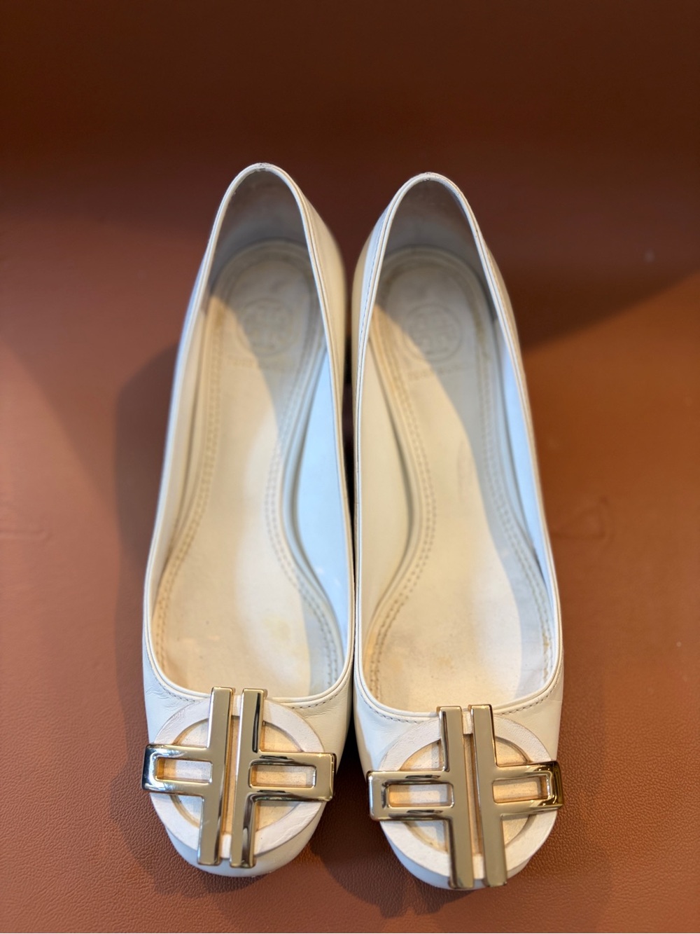 Tory Burch Cream Leather Ballet Flats with Gold Logo Accent